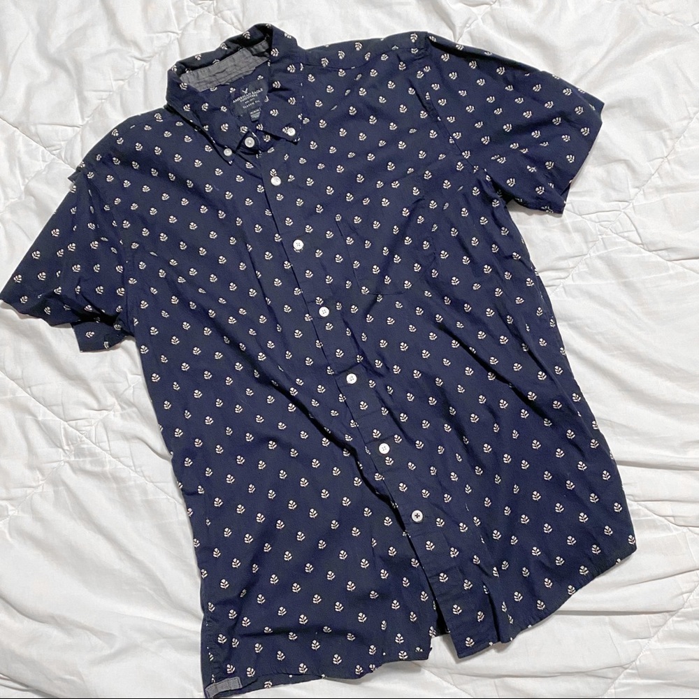 AMERICAN EAGLE: Small Tree Print Button Up